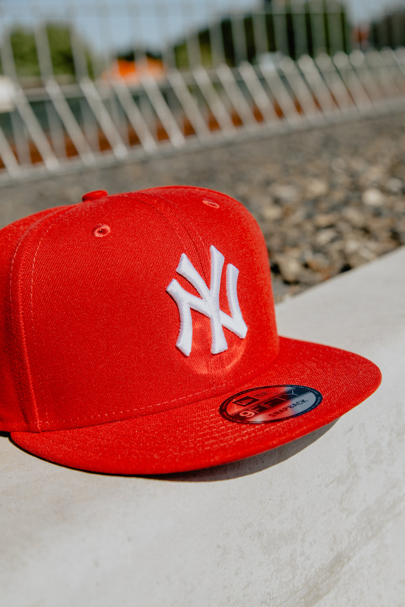 NY YANKEES 9FIFTY SNAPBACK - SCARLET RED/RED UV